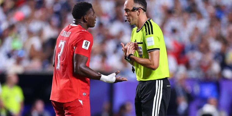 IFAB aclara y concluye que la tarjeta roja para Embolo de Suiza en el Mundial fue errónea