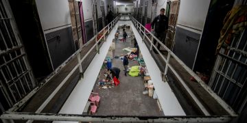 Incautan cerca de 500 celulares en penal de Coronel Oviedo e intervienen la cárcel
