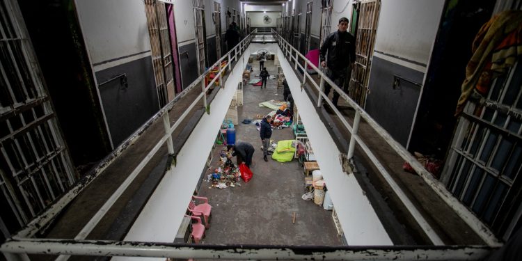 Incautan cerca de 500 celulares en penal de Coronel Oviedo e intervienen la cárcel