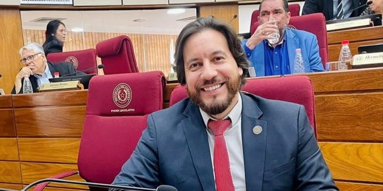 Senador critica informe presidencial y respalda proyecto político de Miguel Prieto