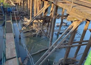 Vecinos bloquean puente de madera entre Coronel Martínez y Tebicuary por peligro de derrumbe