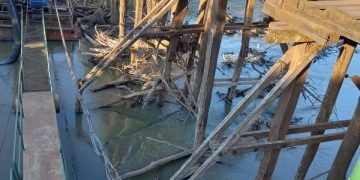 Vecinos bloquean puente de madera entre Coronel Martínez y Tebicuary por peligro de derrumbe