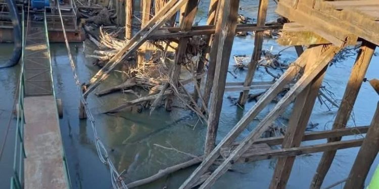 Vecinos bloquean puente de madera entre Coronel Martínez y Tebicuary por peligro de derrumbe