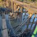 Vecinos bloquean puente de madera entre Coronel Martínez y Tebicuary por peligro de derrumbe