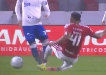 Le rompió la pierna y no volverá hasta que el rival se recupere
