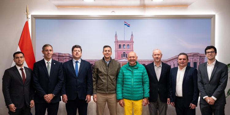Empresario brasileño Luciano Hang se reúne con el presidente Santiago Peña