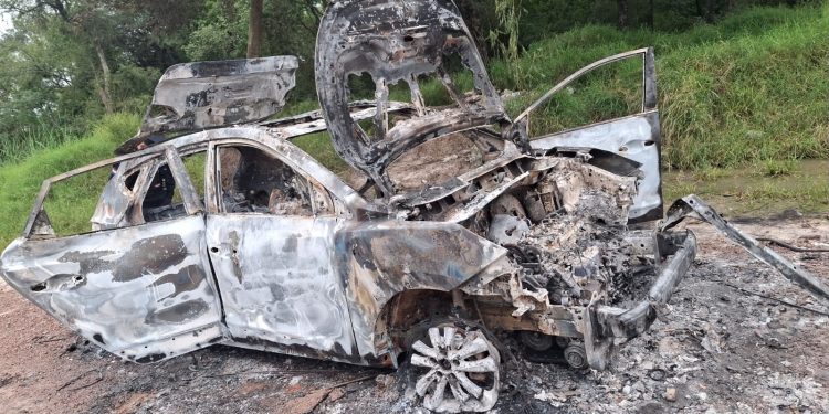 Policía localiza una camioneta totalmente incinerada que había sido denunciada como robada