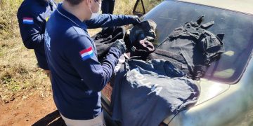 Hallan auto robado en Minga Guazú con un arsenal de disfraces policiales