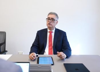 Santiago Peña designa al ingeniero Miguel Báez Reyes como nuevo presidente de la ANDE