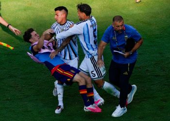 La FIFA sanciona a Argentina con cargos por la Copa Mundial por la trifulca y la pancarta de las ‘Malvinas’