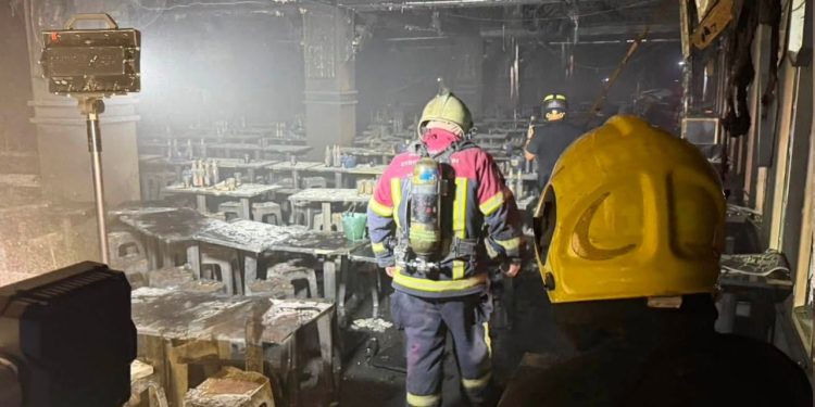 Bangkok elevó a 32 las víctimas fatales del incendio en un bar