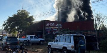 Casa de equipamientos para vehículos fue consumida por las llamas
