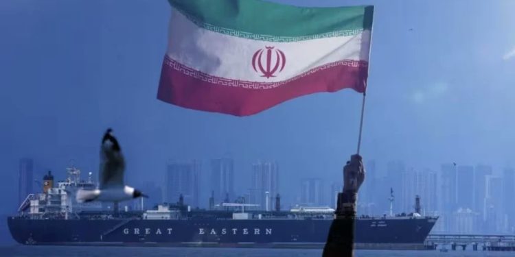 Irán advirtió con represalias a países que apoyen a EE.UU y mantiene cerrado Ormuz