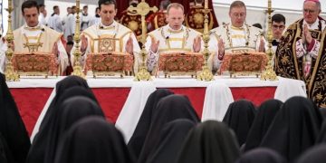 Lefebvrianos avanzan con consagración de obispos pese a advertencias de Roma