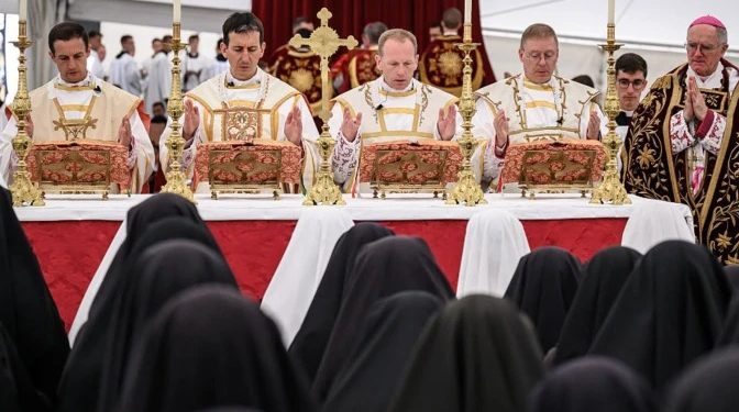 Lefebvrianos avanzan con consagración de obispos pese a advertencias de Roma