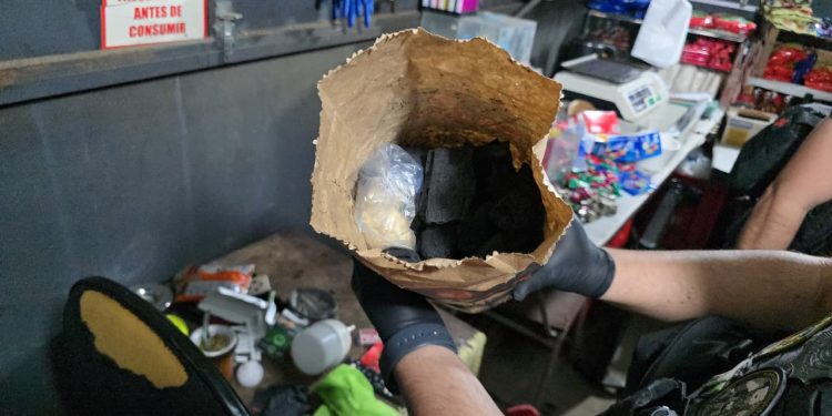 SENAD desarticula foco de microtráfico que usaba bolsas de carbón como fachada para vender drogas