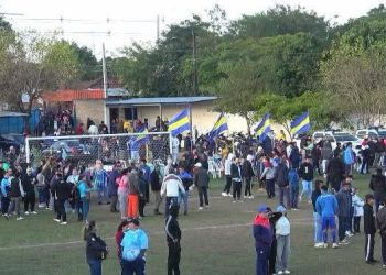 Un hincha fallecido y policías heridos tras violenta balacera en un partido de fútbol en Guarambaré