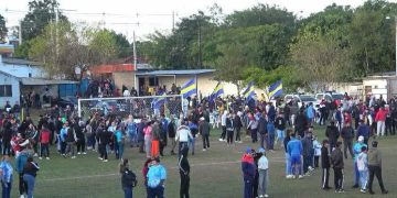 Un hincha fallecido y policías heridos tras violenta balacera en un partido de fútbol en Guarambaré