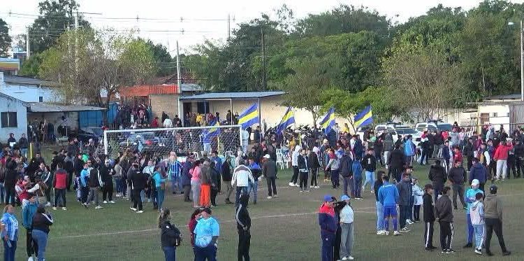 Un hincha fallecido y policías heridos tras violenta balacera en un partido de fútbol en Guarambaré