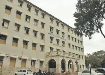 Cámara de Apelaciones revoca permiso laboral a excomisario condenado y sienta precedente sobre la prisión domiciliaria