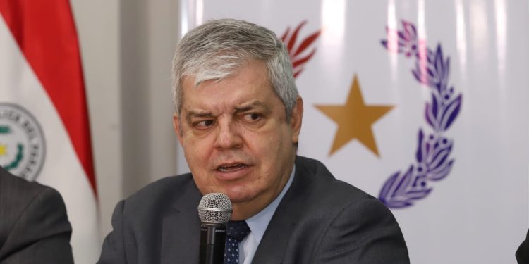 Riera aborda la incautación de armas en poder de policía y responde a críticas desde el Congreso