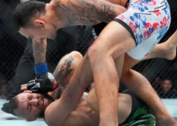 Conor McGregor sufre una grave lesión en su regreso y cae ante Max Holloway