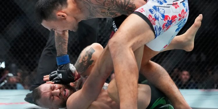 Conor McGregor sufre una grave lesión en su regreso y cae ante Max Holloway