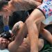 Conor McGregor sufre una grave lesión en su regreso y cae ante Max Holloway