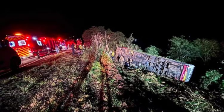 Imputan por homicidio culposo a choferes de bus paraguayo accidentado en Brasil