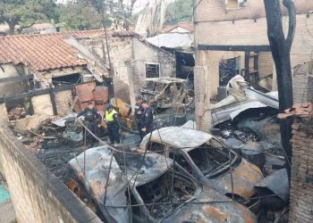 Bomberos sofocan incendio en depósito de Luque y Policía halla un lote de armas