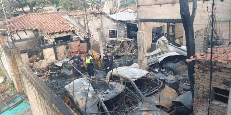 Bomberos sofocan incendio en depósito de Luque y Policía halla un lote de armas