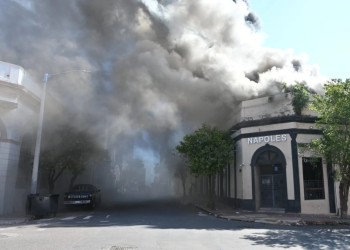 Incendio en el microcentro fue controlado tras consumir el 80 % de conocida discoteca