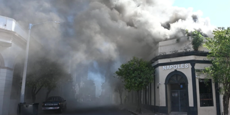 Incendio en el microcentro fue controlado tras consumir el 80 % de conocida discoteca