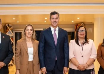 Santiago Peña aboga por la integración regional en la asunción de Keiko Fujimori en Perú