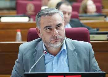 Senador anuncia que no asistirá al informe del presidente y critica que prefiera rendir primero cuentas a su partido
