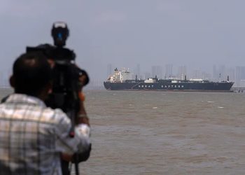 El precio del petróleo se dispara y supera los 100 dólares por barril debido a las tensiones militares en Oriente Medio