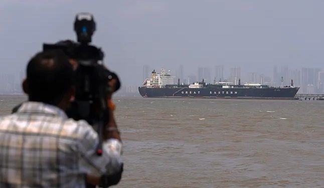 El precio del petróleo se dispara y supera los 100 dólares por barril debido a las tensiones militares en Oriente Medio