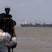 El precio del petróleo se dispara y supera los 100 dólares por barril debido a las tensiones militares en Oriente Medio