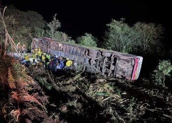 Ascienden a cuatro las víctimas fatales del vuelco de bus paraguayo en Brasil