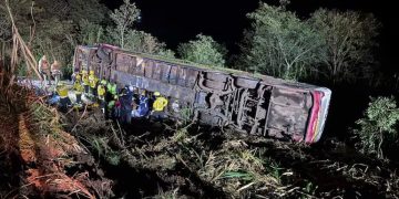 Ascienden a cuatro las víctimas fatales del vuelco de bus paraguayo en Brasil