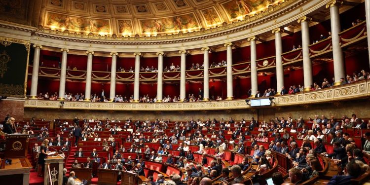 Francia aprueba la prohibición del acceso a redes sociales para menores de 15 años