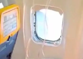 Ventanilla se rompió en pleno vuelo y un pasajero fue parcialmente succionado hacia el exterior