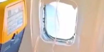 Ventanilla se rompió en pleno vuelo y un pasajero fue parcialmente succionado hacia el exterior