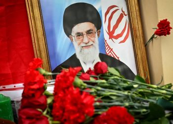 Muestras de dolor y llamados de venganza en el masivo funeral de Alí Jamenei en Irán
