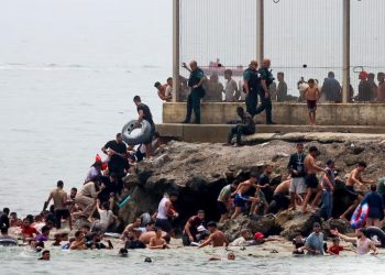 Oleada masiva de 20.000 inmigrantes desborda la frontera entre España y Marruecos, y genera alarma internacional