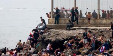 Oleada masiva de 20.000 inmigrantes desborda la frontera entre España y Marruecos, y genera alarma internacional