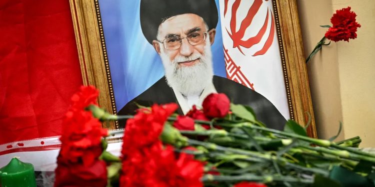 Muestras de dolor y llamados de venganza en el masivo funeral de Alí Jamenei en Irán