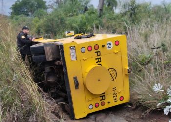 Camión blindado volcó tras intentar esquivar un bache en Horqueta