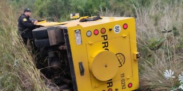 Camión blindado volcó tras intentar esquivar un bache en Horqueta