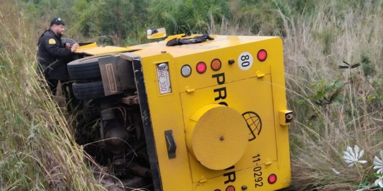 Camión blindado volcó tras intentar esquivar un bache en Horqueta